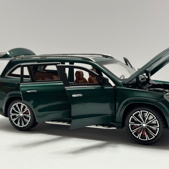 1:24 Mercedes-Benz GLS63 AMG DIECAST with led headlight and taillight Green - Picture 6 of 9